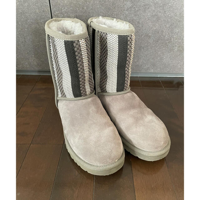 UGG(アグ)の★専用★UGG アグ　ムートンブーツ　サイズ9 グレーシルバー　一回着用のみ レディースの靴/シューズ(ブーツ)の商品写真