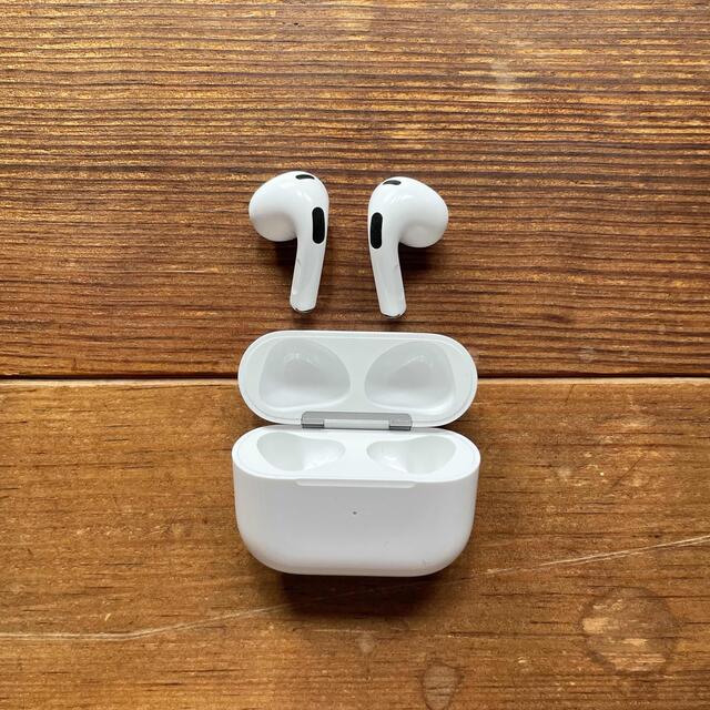 Apple(アップル)のAirPods3 第3世代 スマホ/家電/カメラのオーディオ機器(ヘッドフォン/イヤフォン)の商品写真