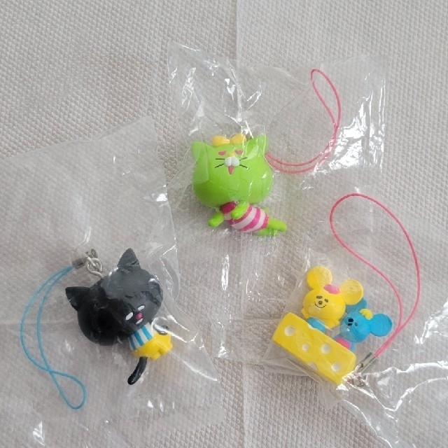 ねこたちストラップ３個セット エンタメ/ホビーのおもちゃ/ぬいぐるみ(キャラクターグッズ)の商品写真