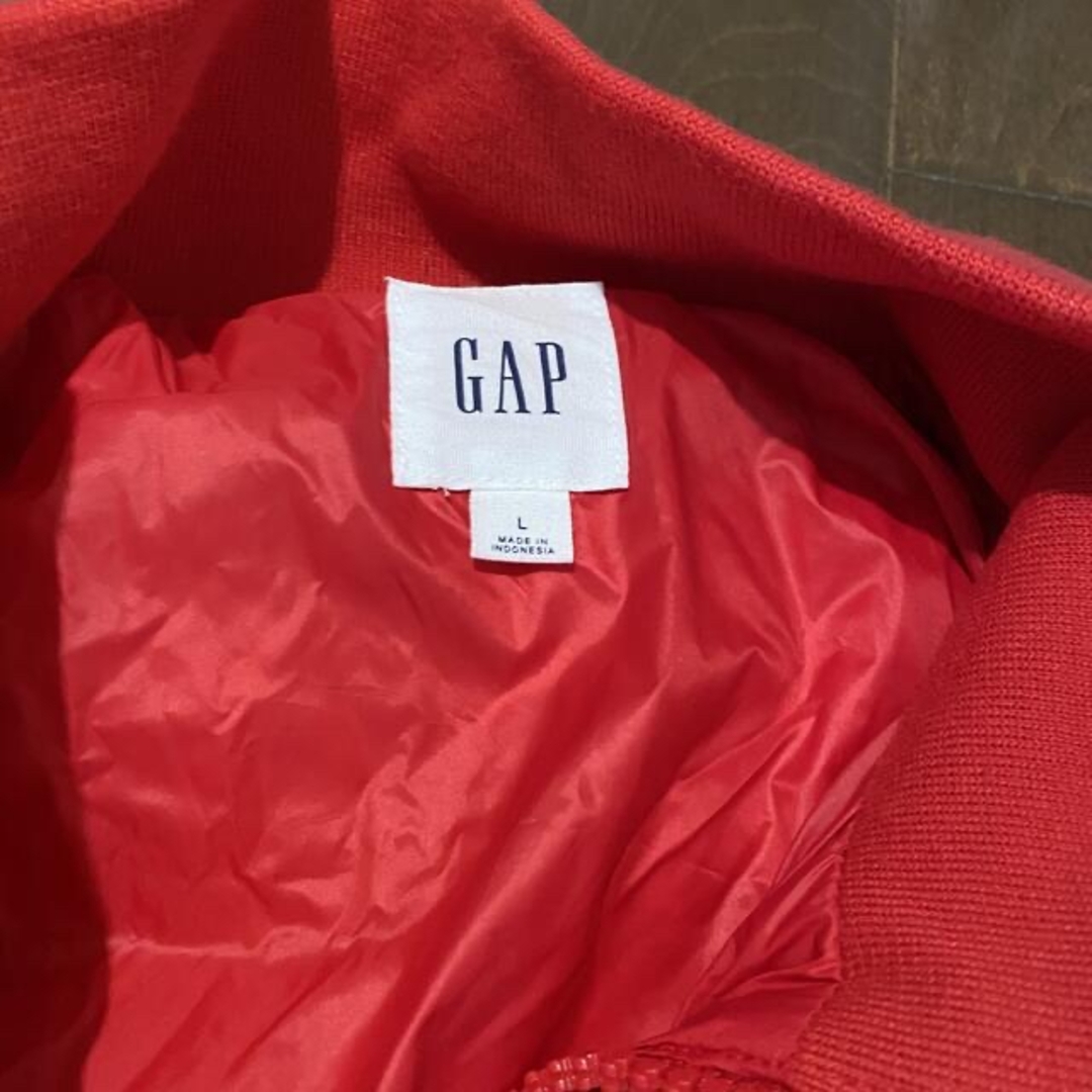 GAP(ギャップ)のGAP 中綿ジャケット　Lサイズ　赤 レディースのジャケット/アウター(ブルゾン)の商品写真