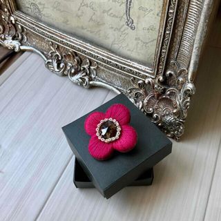 スワロフスキー(SWAROVSKI)のぷっくり艶めくお花の刺繍ブローチorポニーフック　ボルドー　ワイン　レッド　赤(ブローチ/コサージュ)