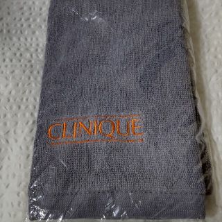 クリニーク(CLINIQUE)の新品　CLINIQUEオレンジ色ロゴ刺繍グレーハンドタオル(タオル/バス用品)