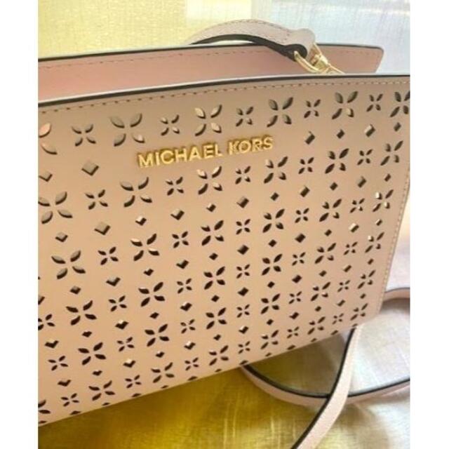 Michael Kors(マイケルコース)の新品激レアMichael KorsフラワーカットSelmaクロスボディバッグ レディースのバッグ(メッセンジャーバッグ)の商品写真