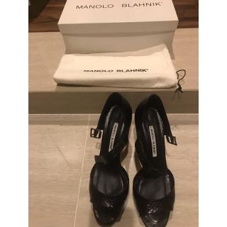 マノロブラニク(MANOLO BLAHNIK)の美品マノロブラニク　水蛇ブラックパイソン　レア　ストラップサンダル　37.5(サンダル)