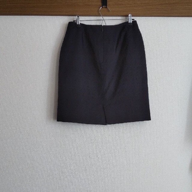 SOUP(スープ)のSOUPブラック刺繍タイトスカート レディースのスカート(ひざ丈スカート)の商品写真