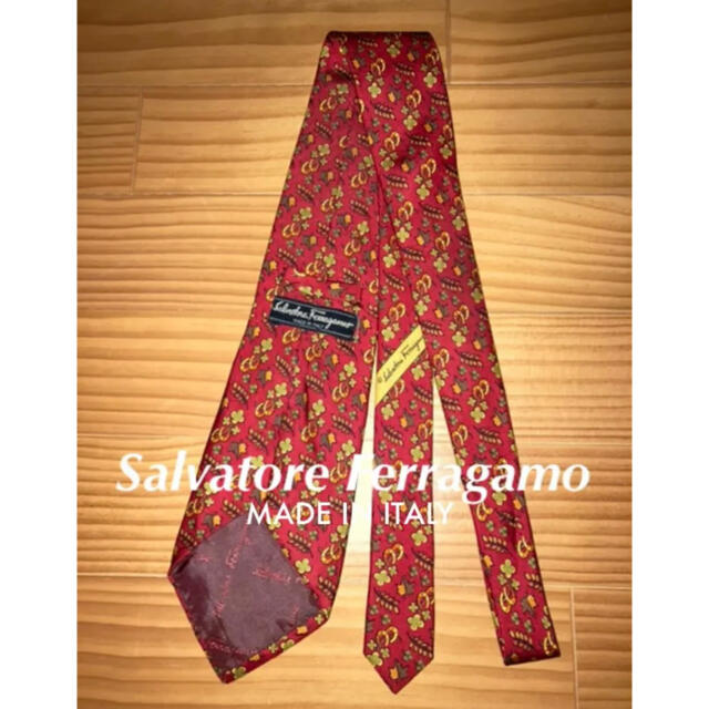 Salvatore Ferragamo(サルヴァトーレフェラガモ)の美品　サルバトーレフェラガモ　レッド総柄 メンズのファッション小物(ネクタイ)の商品写真