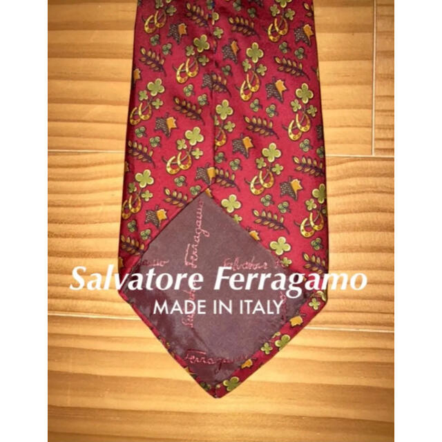 Salvatore Ferragamo(サルヴァトーレフェラガモ)の美品　サルバトーレフェラガモ　レッド総柄 メンズのファッション小物(ネクタイ)の商品写真