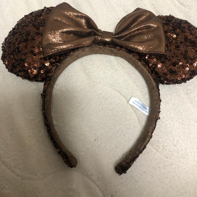 Disney(ディズニー)のディズニー　カチューシャ　スパンコール　ミニー　ブラウン レディースのヘアアクセサリー(カチューシャ)の商品写真