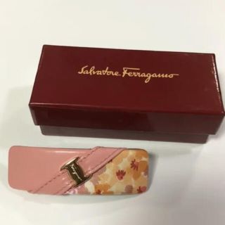 サルヴァトーレフェラガモ(Salvatore Ferragamo)のFerragamo バレッタ ヴァラ 本革×花柄 ピンク　値下げ(バレッタ/ヘアクリップ)