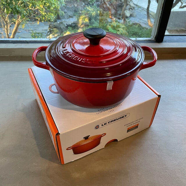 LE CREUSET(ルクルーゼ)のLE CREUSET ルクルーゼ 20cm レッド 鍋 新品未使用 インテリア/住まい/日用品のキッチン/食器(鍋/フライパン)の商品写真