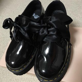 ドクターマーチン(Dr.Martens)のDr. Martens ドクターマーチン HOLLY エナメル リボン厚底(ローファー/革靴)