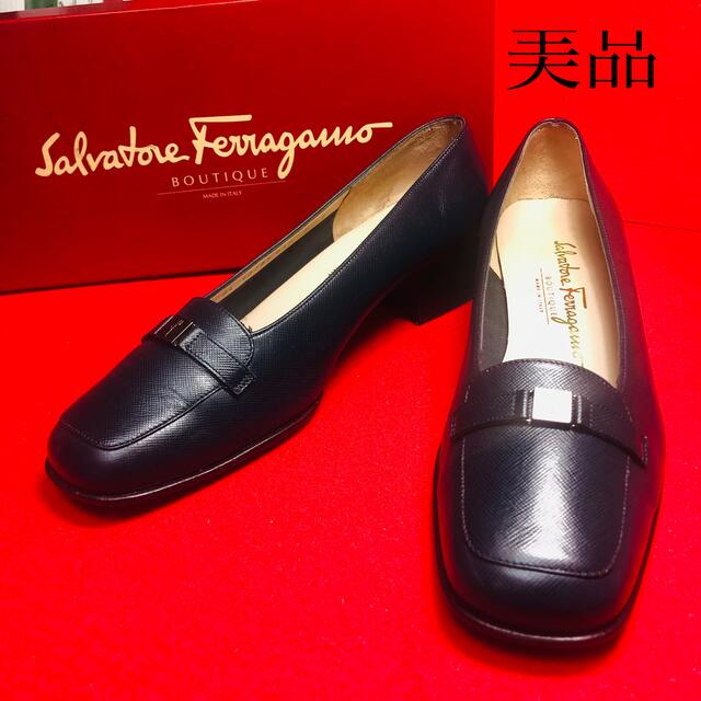 Salvatore Ferragamo(サルヴァトーレフェラガモ)の【ferragamo】フェラガモ   美品　濃紺　パンプス レディースの靴/シューズ(ハイヒール/パンプス)の商品写真