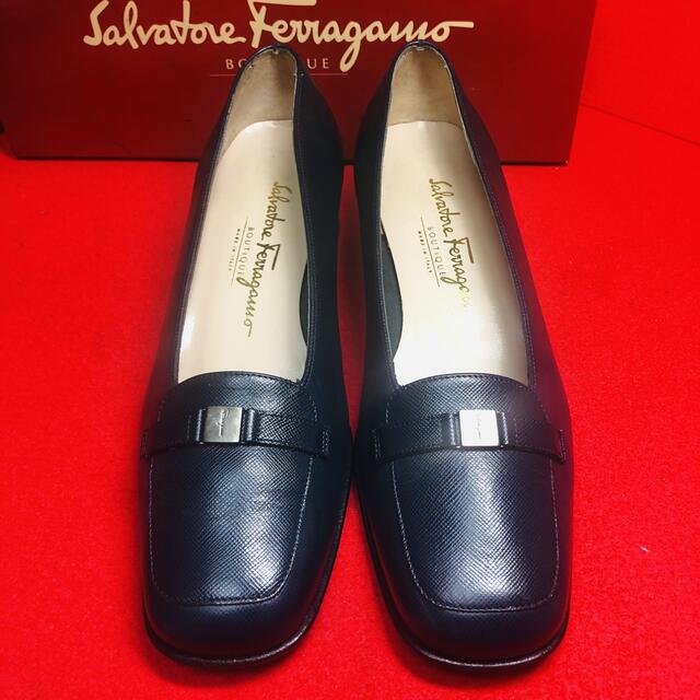 Salvatore Ferragamo(サルヴァトーレフェラガモ)の【ferragamo】フェラガモ   美品　濃紺　パンプス レディースの靴/シューズ(ハイヒール/パンプス)の商品写真