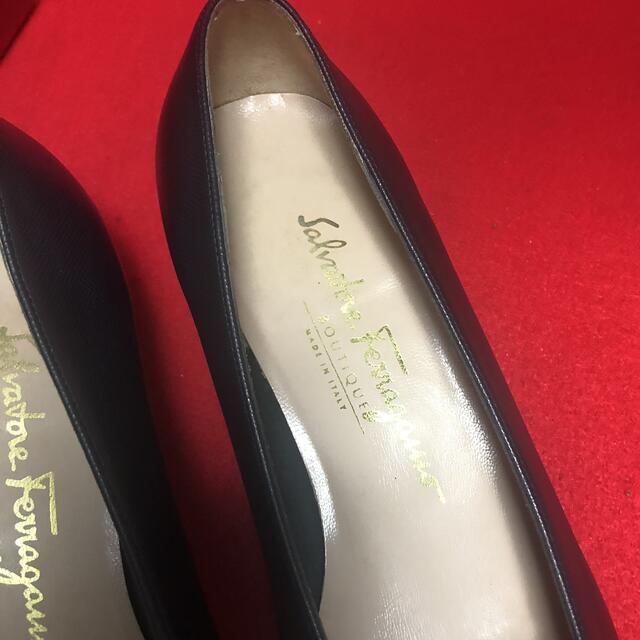 Salvatore Ferragamo(サルヴァトーレフェラガモ)の【ferragamo】フェラガモ   美品　濃紺　パンプス レディースの靴/シューズ(ハイヒール/パンプス)の商品写真