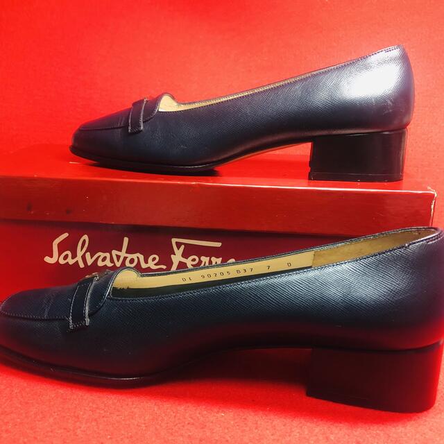 Salvatore Ferragamo(サルヴァトーレフェラガモ)の【ferragamo】フェラガモ   美品　濃紺　パンプス レディースの靴/シューズ(ハイヒール/パンプス)の商品写真