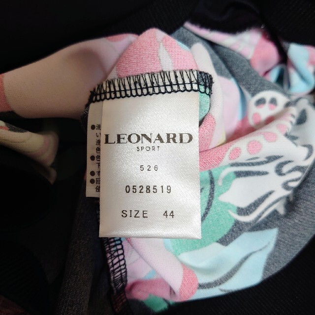 LEONARD(レオナール)の【美品】レオナール　お花柄チュニックプルオーバー　44 大きいサイズ レディースのトップス(チュニック)の商品写真