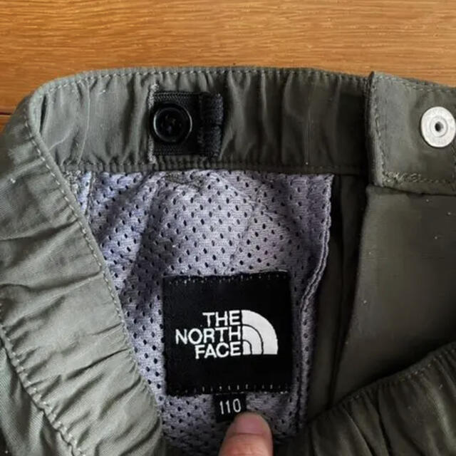 THE NORTH FACE(ザノースフェイス)のノースフェイス　カーゴパンツ　カーキ　110センチ キッズ/ベビー/マタニティのキッズ服男の子用(90cm~)(パンツ/スパッツ)の商品写真