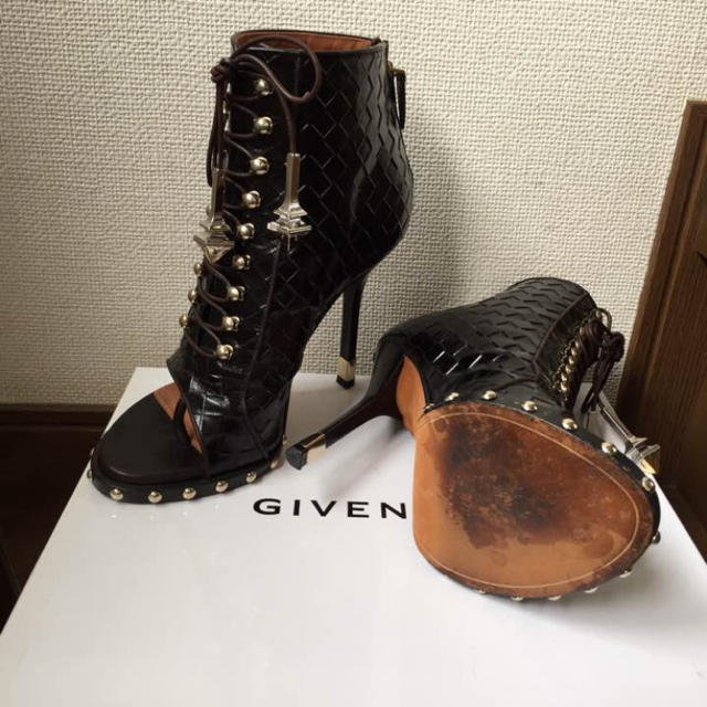 GIVENCHYレースアップスタッズブーティ【定価25万】