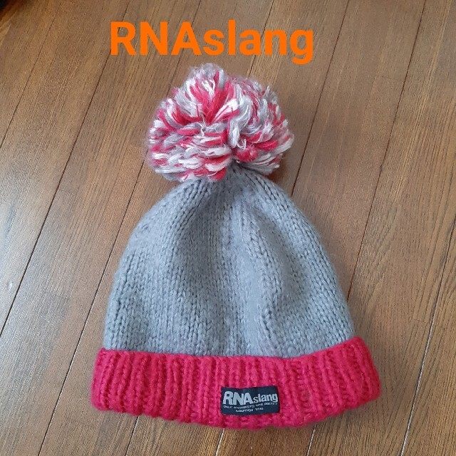 RNA(アールエヌエー)のRNAslang  レディース ニット帽 グレー フリーサイズ レディースの帽子(ニット帽/ビーニー)の商品写真