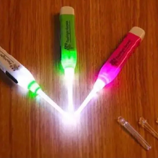 大人気☆光る耳かき LEDライト 耳掃除 キッズ ベビー キッズ/ベビー/マタニティの洗浄/衛生用品(綿棒)の商品写真