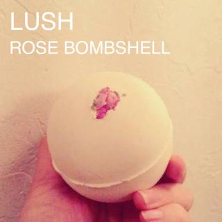 ラッシュ(LUSH)のLUSH★ROSE BOMBSHELL★ラッシュ★ロージーボムシェル(入浴剤/バスソルト)