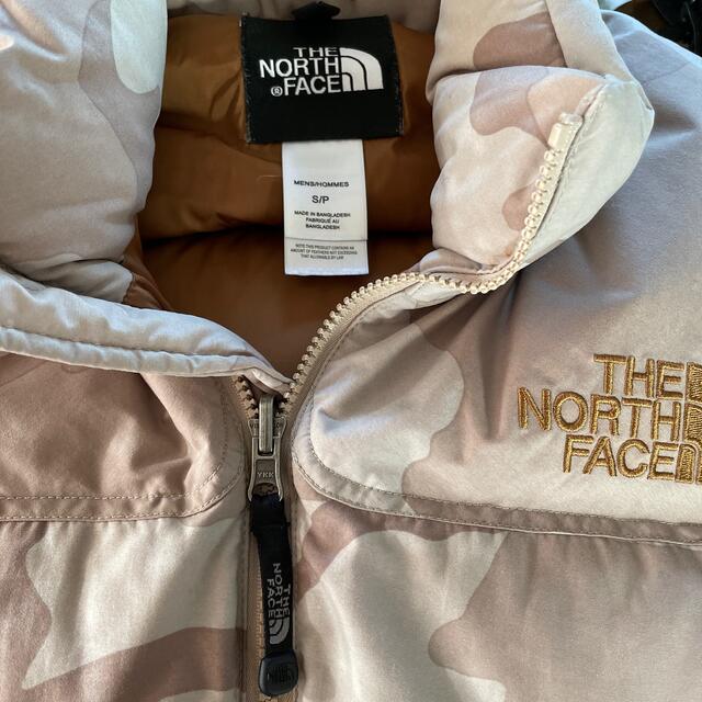 THE NORTH FACE(ザノースフェイス)のノースフェイス　迷彩ダウンベスト　S 茶ベージュ メンズのジャケット/アウター(ダウンベスト)の商品写真