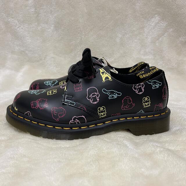 Dr.Martens(ドクターマーチン)の⚠️専用出品⚠️ドクターマーチン×サンリオ コラボ 3ホールシューズ【UK5】 レディースの靴/シューズ(ローファー/革靴)の商品写真