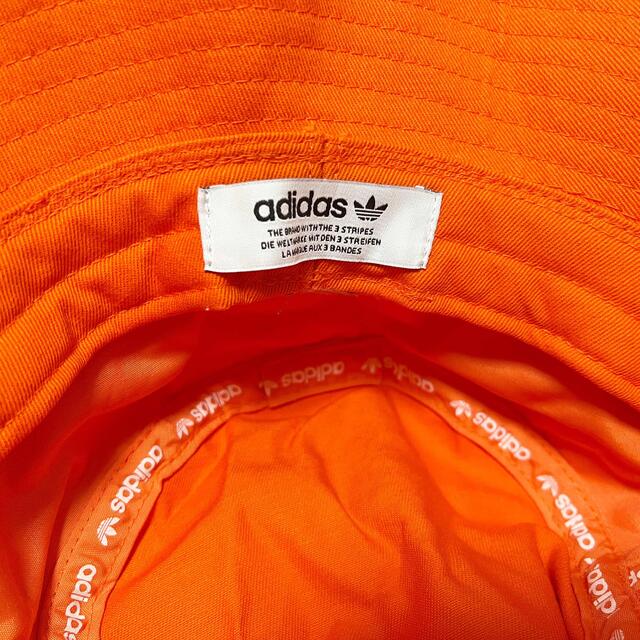 adidas(アディダス)のアディダス バケットハット オレンジ レディースの帽子(ハット)の商品写真