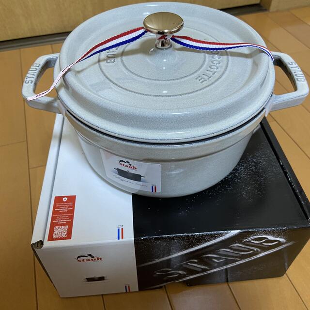 STAUB(ストウブ)のストウブ 鍋 Staub ピコ・ココット ラウンド 22cm カンパーニュ インテリア/住まい/日用品のキッチン/食器(鍋/フライパン)の商品写真