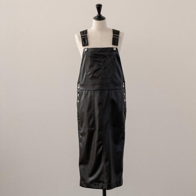 Drawer(ドゥロワー)の＊OHGA エコレザーサロペット＊ レディースのスカート(ひざ丈スカート)の商品写真