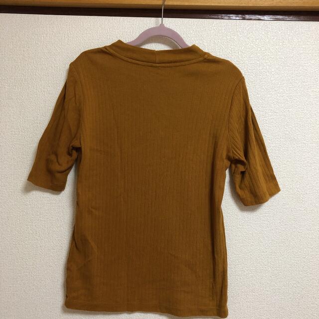 UNIQLO(ユニクロ)のユニクロ　レディース　トップス　Mサイズ　茶色　キャメル色 レディースのトップス(Tシャツ(半袖/袖なし))の商品写真