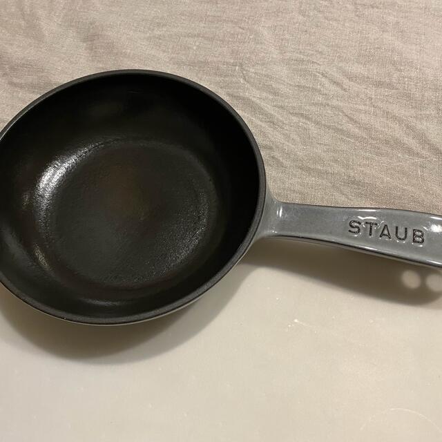 STAUB(ストウブ)のストウブ　スキレット　16センチ　グレー インテリア/住まい/日用品のキッチン/食器(鍋/フライパン)の商品写真