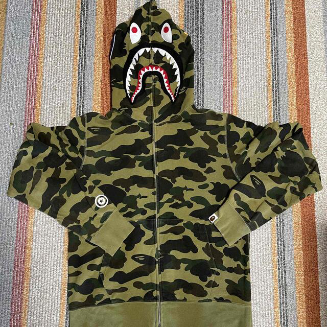 トップスA BATHING APE  パーカー