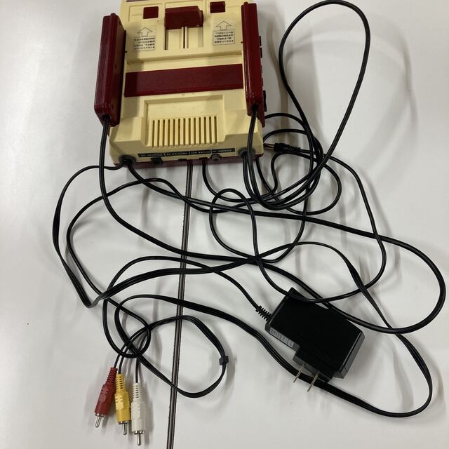 ファミリーコンピュータ(ファミリーコンピュータ)のファミコンとカセット9本とディスクシステム エンタメ/ホビーのゲームソフト/ゲーム機本体(家庭用ゲーム機本体)の商品写真