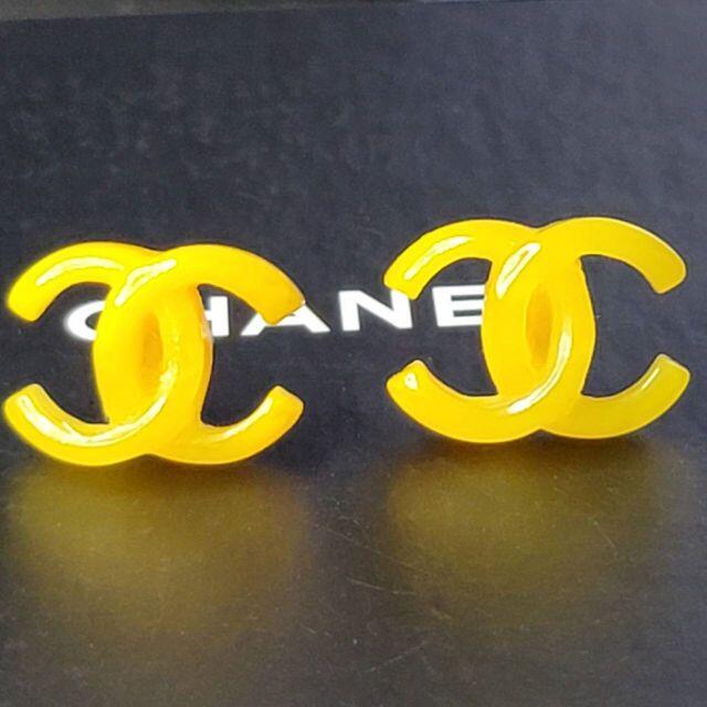 CHANEL(シャネル)の確実正規品　シャネル　ピアス　イエロー　ピアス　消毒済み レディースのアクセサリー(ピアス)の商品写真