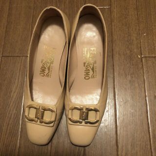 日/祝も発送 フェラガモ ベージュパンプス | parceiraoatacadista.com.br