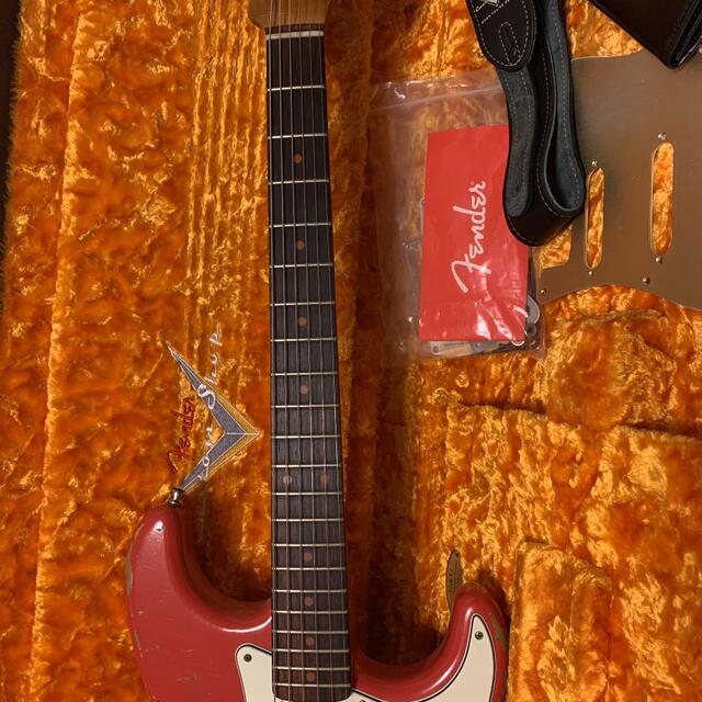 Fender(フェンダー)のフェンダーカスタムショップ　ストラトキャスター　ヘビーレリック　フィエスタレッド 楽器のギター(エレキギター)の商品写真