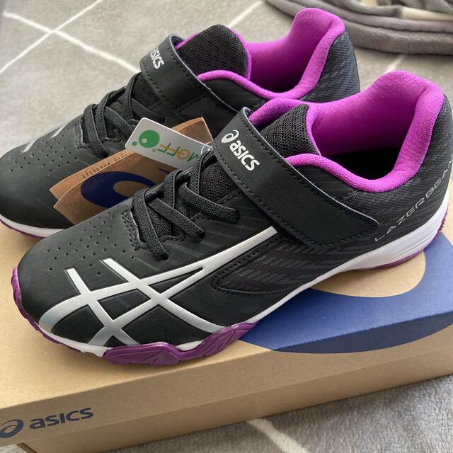 asics(アシックス)の新品タグ付★アシックス　22cm キッズシューズ　レーザービーム　パープル キッズ/ベビー/マタニティのキッズ靴/シューズ(15cm~)(スニーカー)の商品写真