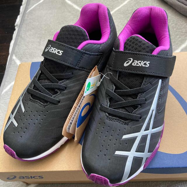 asics(アシックス)の新品タグ付★アシックス　22cm キッズシューズ　レーザービーム　パープル キッズ/ベビー/マタニティのキッズ靴/シューズ(15cm~)(スニーカー)の商品写真