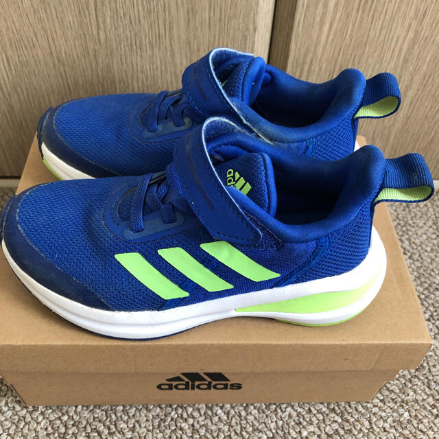 adidas(アディダス)のアディダススニーカー　17センチ キッズ/ベビー/マタニティのキッズ靴/シューズ(15cm~)(スニーカー)の商品写真