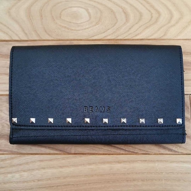 BEAMS(ビームス)のBEAMS スタッズ付ショルダーウォレット　ポーチ　長財布 レディースのバッグ(ショルダーバッグ)の商品写真