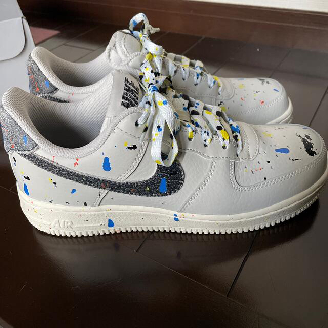 NIKE(ナイキ)のナイキ エアフォース1 ペイントスプラッター ライトボーン レディースの靴/シューズ(スニーカー)の商品写真