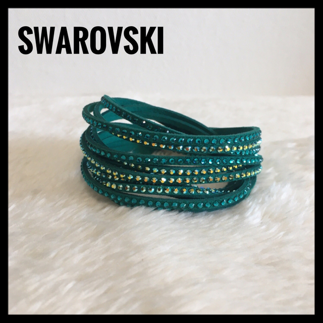 SWAROVSKI(スワロフスキー)のほぼ新品♡ SWAROVSKI スワロフスキー Slake エメラルドグリーン レディースのアクセサリー(ブレスレット/バングル)の商品写真