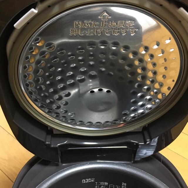 象印(ゾウジルシ)の象印　炊飯器　NP-VC10 中古品 インテリア/住まい/日用品のキッチン/食器(調理道具/製菓道具)の商品写真