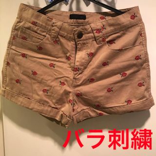 ビームスボーイ(BEAMS BOY)のローズ柄　ショートパンツ　ベージュ(ショートパンツ)