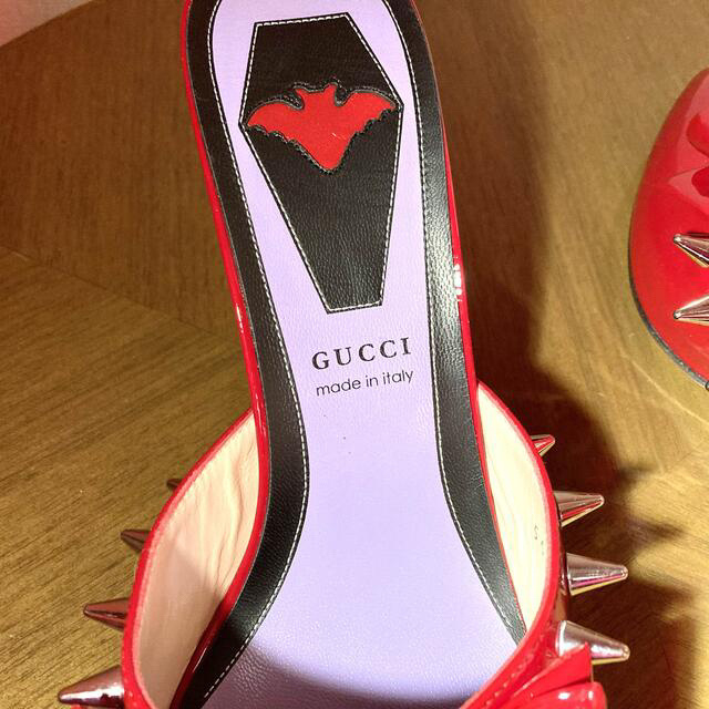 新品未使用 グッチ パテント スタッズ パンプス ハイビスカスレッド