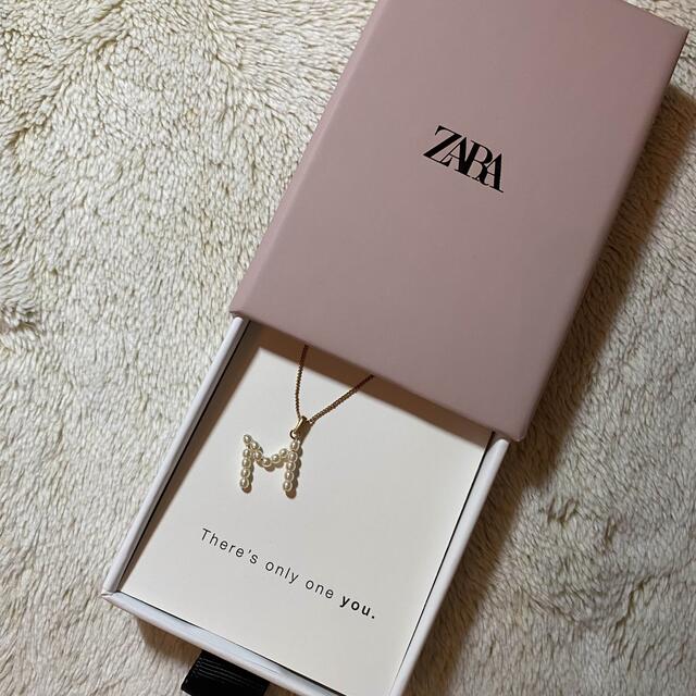 ZARA(ザラ)の【m様】ZARA パール イニシャルネックレス　M レディースのアクセサリー(ネックレス)の商品写真