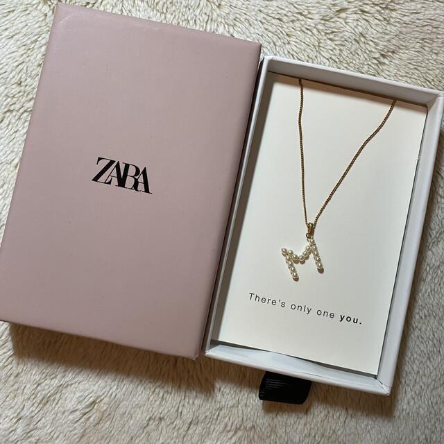 ZARA(ザラ)の【m様】ZARA パール イニシャルネックレス　M レディースのアクセサリー(ネックレス)の商品写真