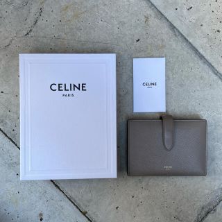 セリーヌ(celine)の【celine セリーヌ】ミディアム ストラップウォレット  二つ折財布　ぺブル(財布)