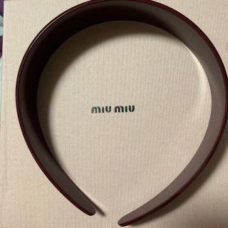 ミュウミュウ(miumiu)のさーちゃん4343さま専用⭐️miumiu カチューシャバーガンディ　新品未使用(カチューシャ)